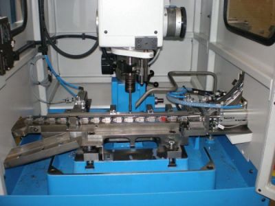 Gewindemaschine in Lineartaktausführung mit In-Prozess-Messung und automatischer Zuführung HG-841